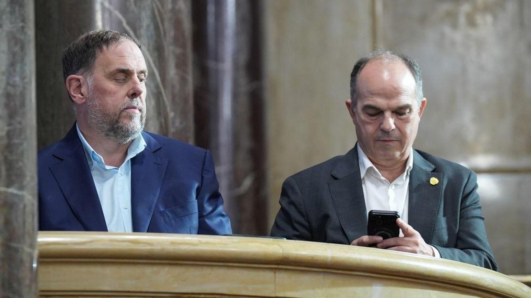 El presidente de ERC, Oriol Junqueras y el secretario general de Junts, Jordi Turul, el pasado 8 de octubre en el Parlament.