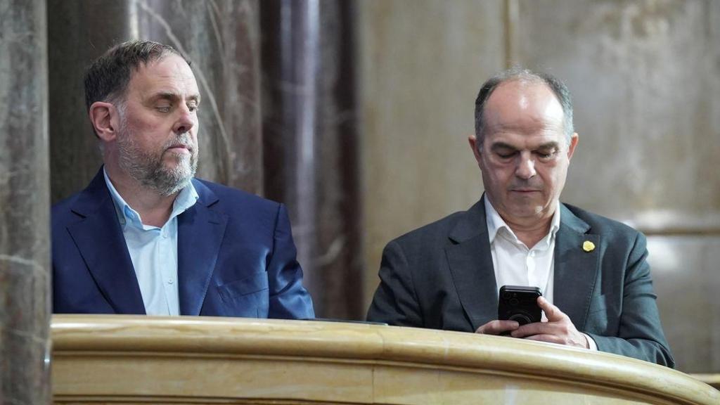 El presidente de ERC, Oriol Junqueras y el secretario general de Junts, Jordi Turul, el pasado 8 de octubre en el Parlament.