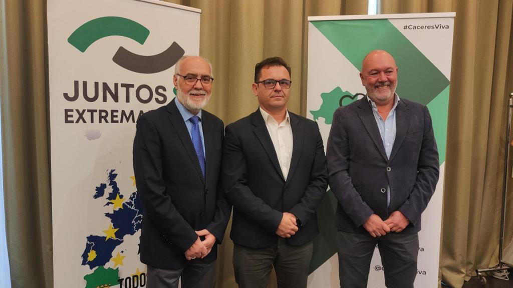 Estanislao Martín, Raúl González y Francisco Alcántara, en la presentación de la coalición Juntos por Extremadura-Levanta.