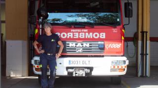 La profesional atiende a Magas en el Parque de Bomberos de Puertollano.