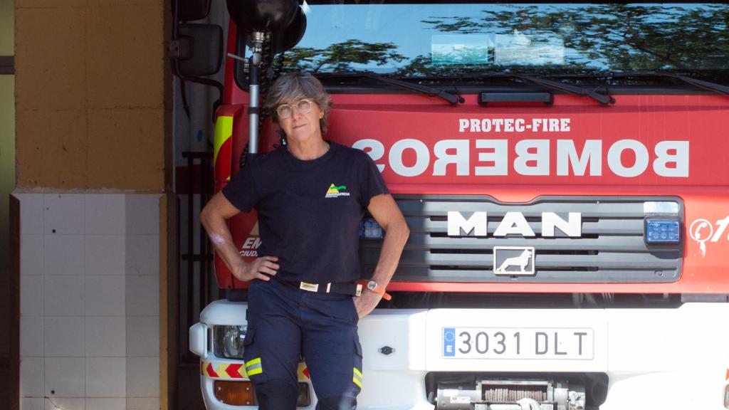 La profesional atiende a Magas en el Parque de Bomberos de Puertollano.