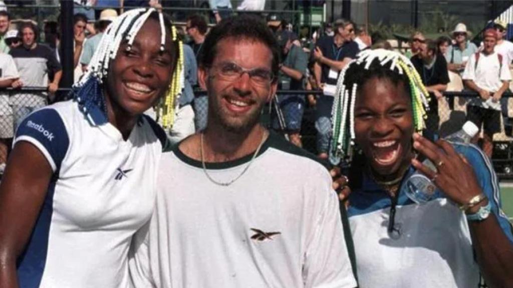 Venus (a la izquierda) y Serena Williams junto a Karsten Braasch tras su 'Batalla de los Sexos'