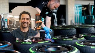 José, mecánico desde hace 20 años reconoce que ha tenido que subir el precio por el aumento de sus costes