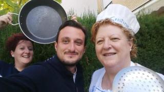 Ana (71), la 'mama' cocinera, sobre la paella perfecta: Le echo un chorrito de limón y así no se empasta