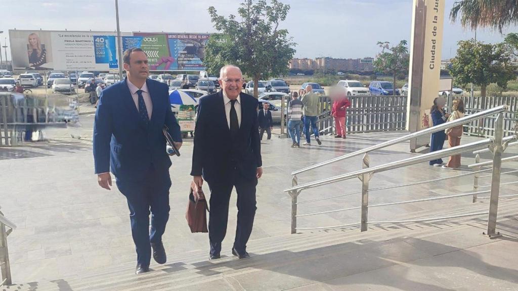 El exgerente de Smassa, Manuel Díaz, y su abogado, José Carlos Aguilera, en una imagen de archivo.