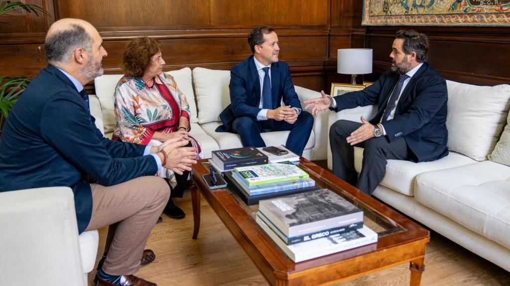Paco Núñez (d) y Carlos Velázquez (c), en el despacho del alcalde de Toledo.