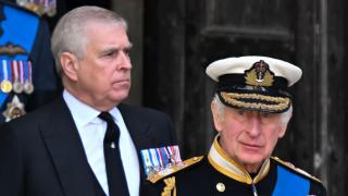El rey retira formalmente a Andrés Mountbatten Windsor el título de príncipe y el tratamiento de Alteza Real mediante la emisión de Patentes Reales