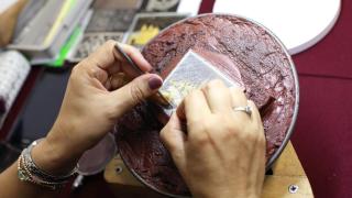 El damasquinado de Toledo lucha por sobrevivir entre la imitación a máquina y el bloqueo de la declaración BIC