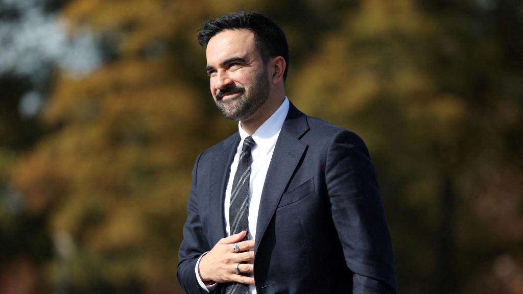 Zohran Mamdani, alcalde de Nueva York, asiste a una rueda de prensa en el distrito de Queens.