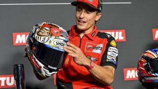 Marc Márquez enseña su casco en la previa del GP de Japón, donde ganó el Mundial de MotoGP.