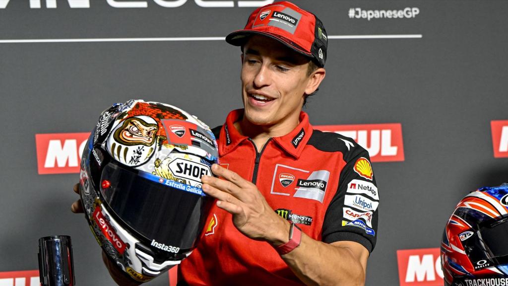 Marc Márquez enseña su casco en la previa del GP de Japón, donde ganó el Mundial de MotoGP.