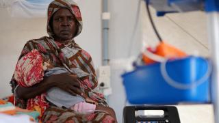 Una refugiada sudanesa de El Fasher es tratada en un centro de Médicos Sin Fronteras en Tawila.