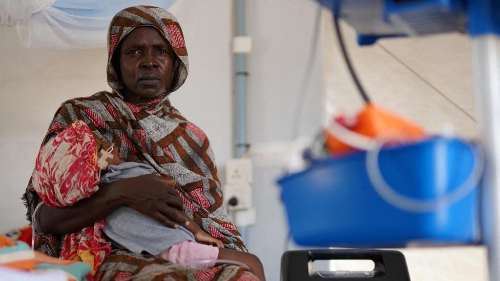 Una refugiada sudanesa de El Fasher es tratada en un centro de Médicos Sin Fronteras en Tawila.