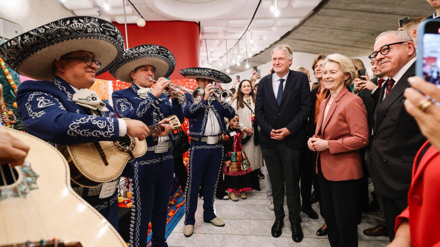 El eurodiputado popular Antonio López-Istúriz junto a Ursula von der Leyen en la celebración del Día de Muertos en el Parlamento Europeo.