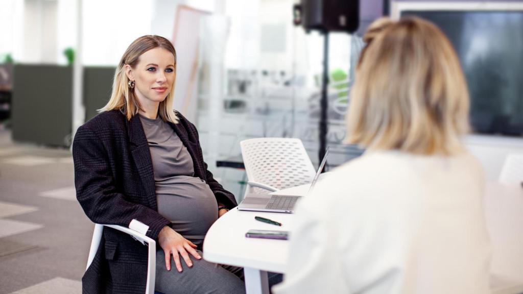 Imagen de archivo de una embarazada mientras hace su trabajo.