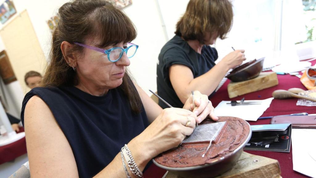 Imagen de archivo de un taller de empleo de damasquinado.