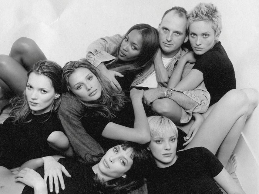 El estilista capilar Sam McKnight con algunas de las supermodelos de los 90 a las que peinó durante su trayectoria.