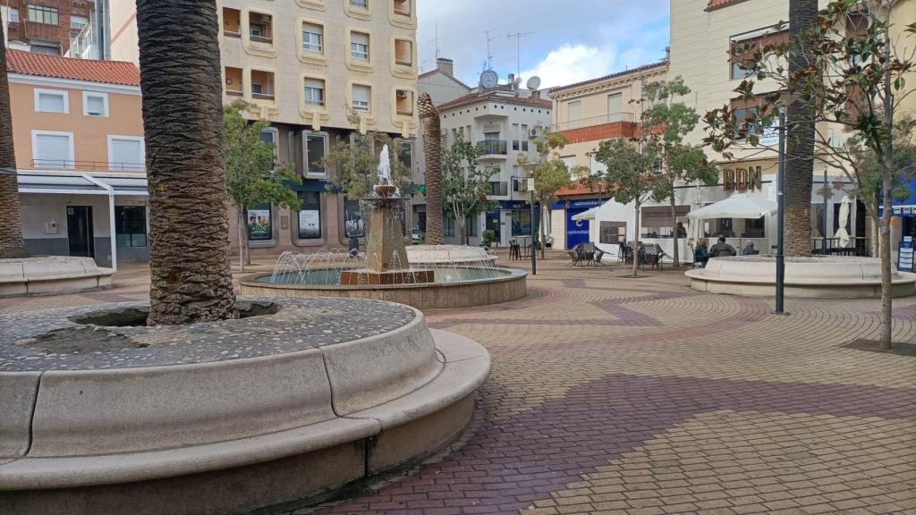 Plaza del Jardincillo, en Navalmoral de la Mata (Cáceres), la ubicación donde se halla el local en el que se produjo el secuestro.