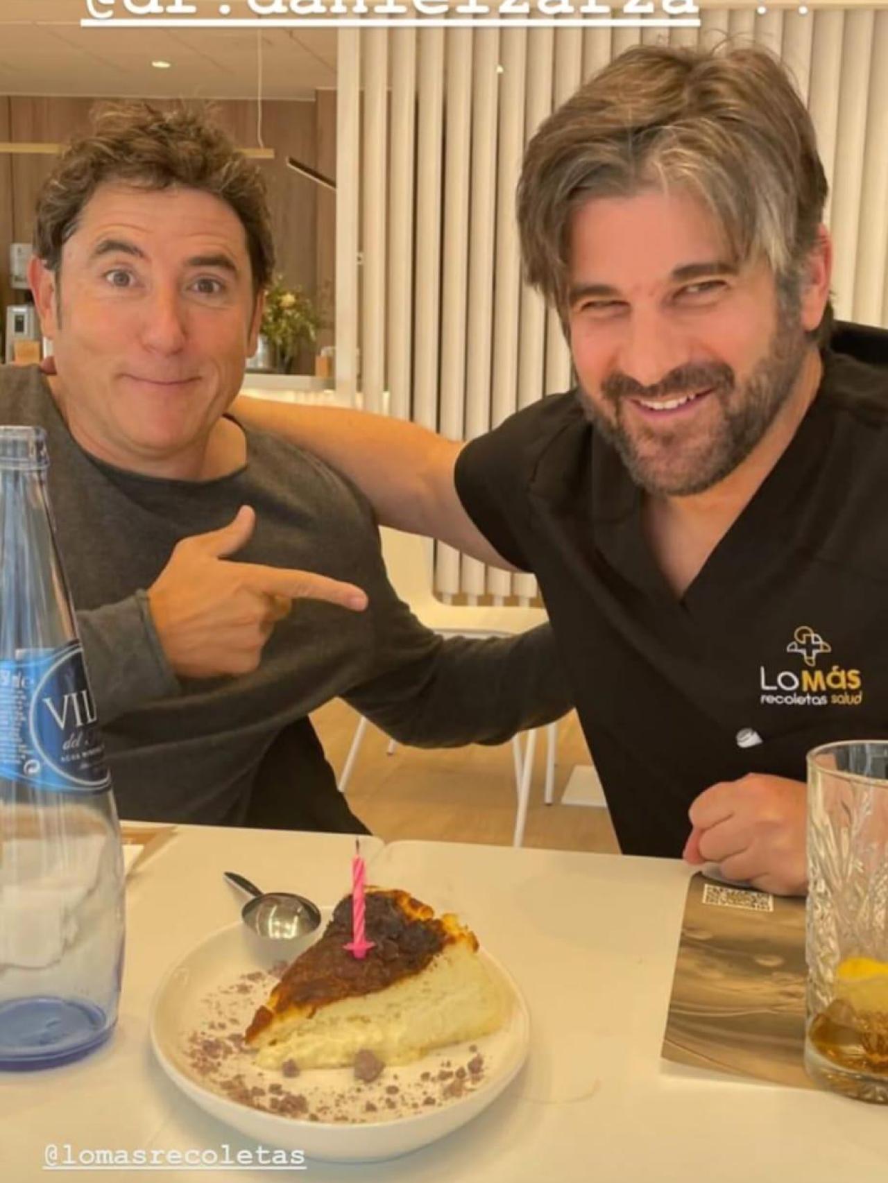 El presentador junto al doctor Zarza