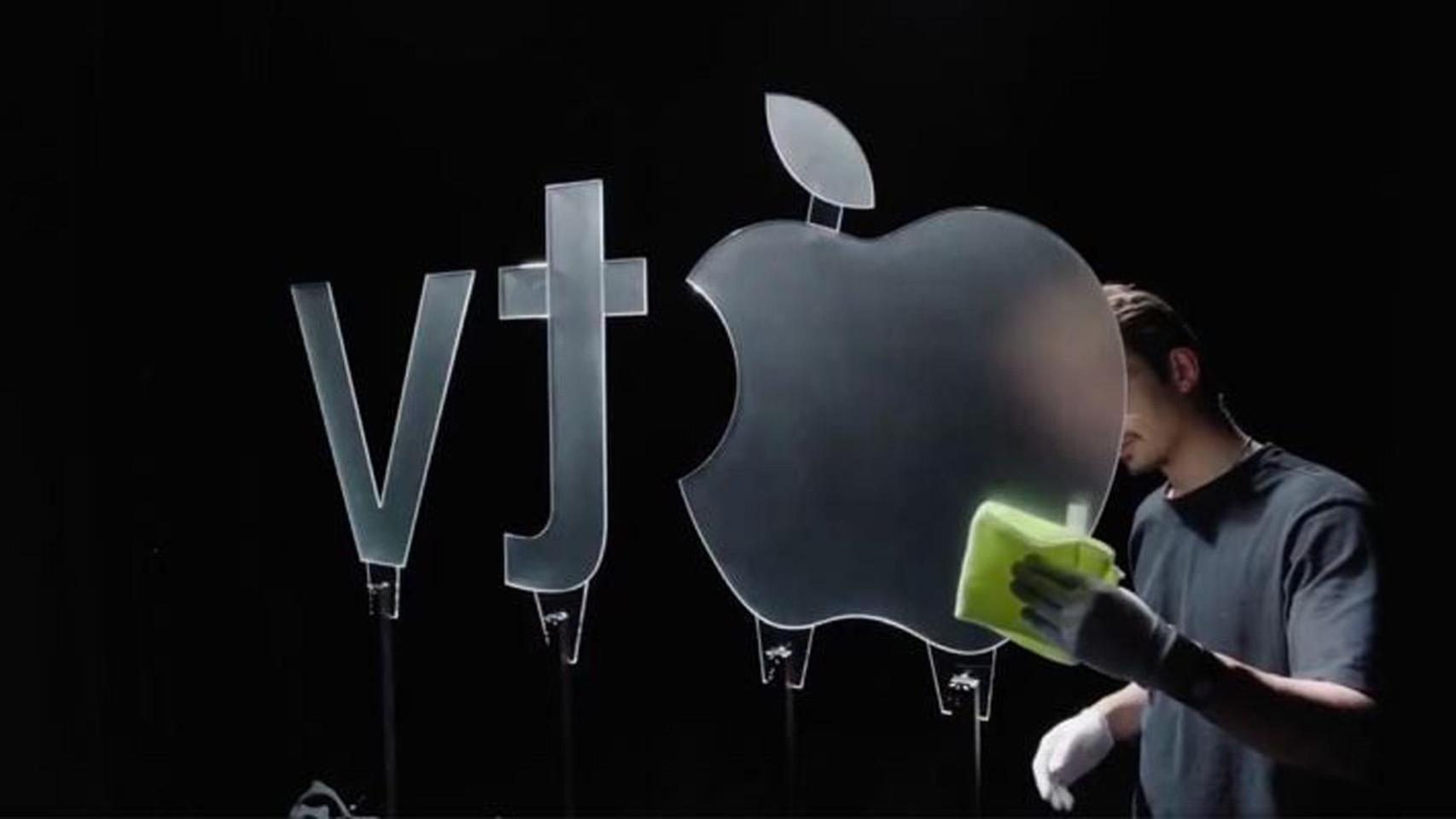 Logo de Apple TV en cristal translúcido.