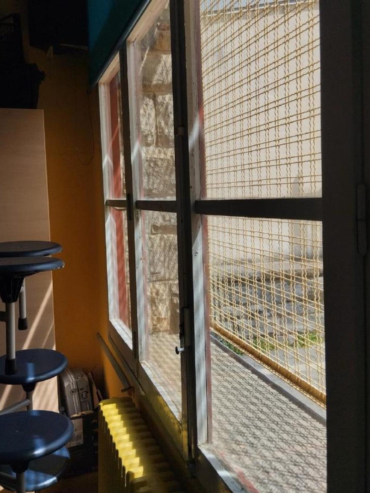 Estado de las ventanas y el radiador en un aula del CEIP San Juan de la Peña