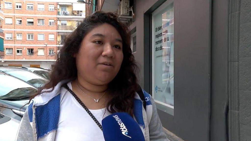 Milagros, madre soltera, hablando con los reporteros de 'Telecinco'