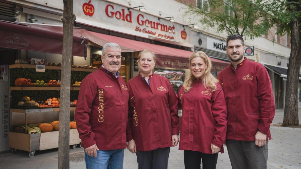 De izquierda a derecha, Luis Pacheco Torres, Cecilia Isidro Bernar y sus hijos, Raquel y Daniel Pacheco Isidro, en su tienda Gold Gourmet..