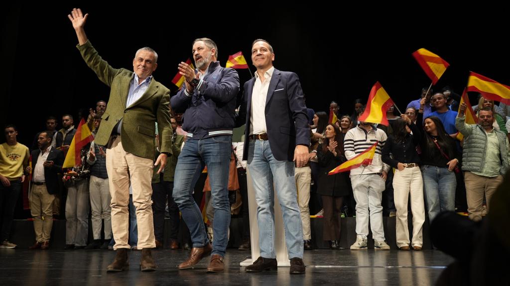 Ángel Pelayo Gordillo, Santiago Abascal y Óscar Fernández Calle el lunes 3 de noviembre en Cáceres.