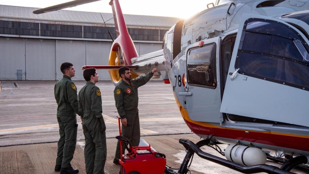 Revisión exterior profesor y alumnos en H135 (HE-26).
