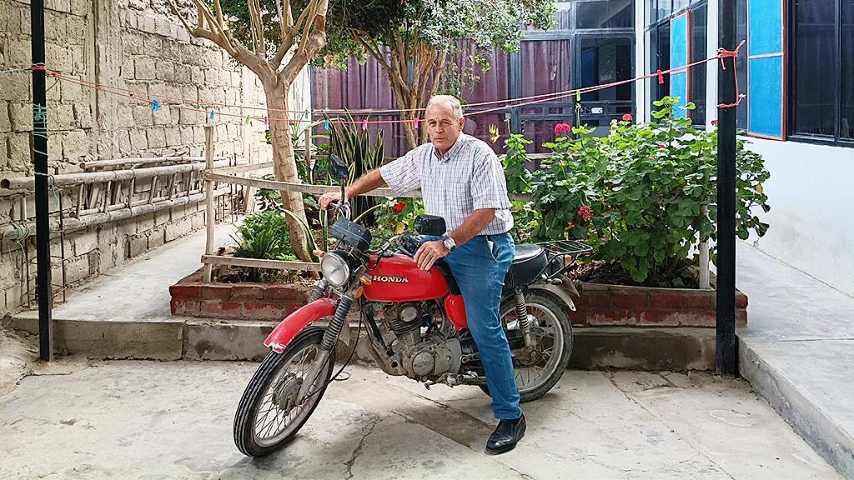 Domingo García Hospital con su moto, que le ha acompañado durante casi 40 años en Perú.