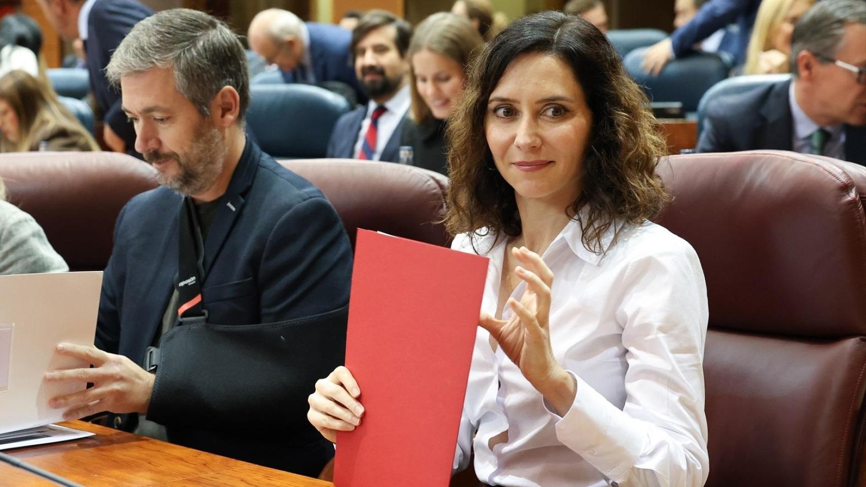 Isabel Díaz Ayuso, este jueves en la Asamblea de Madrid, junto al consejero de Presidencia, García Martín.