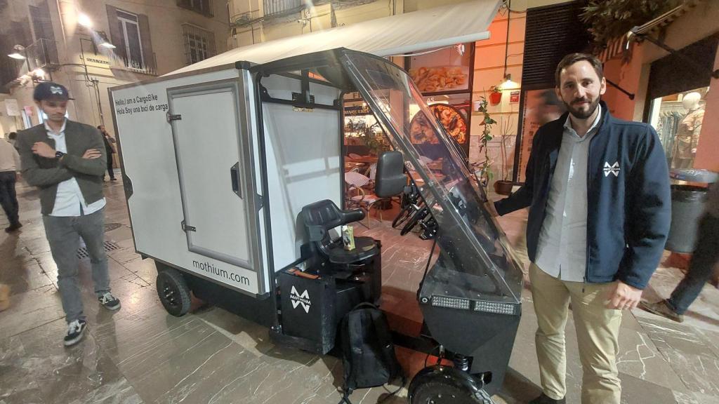 Los impulsores de Mothium con su vehículo