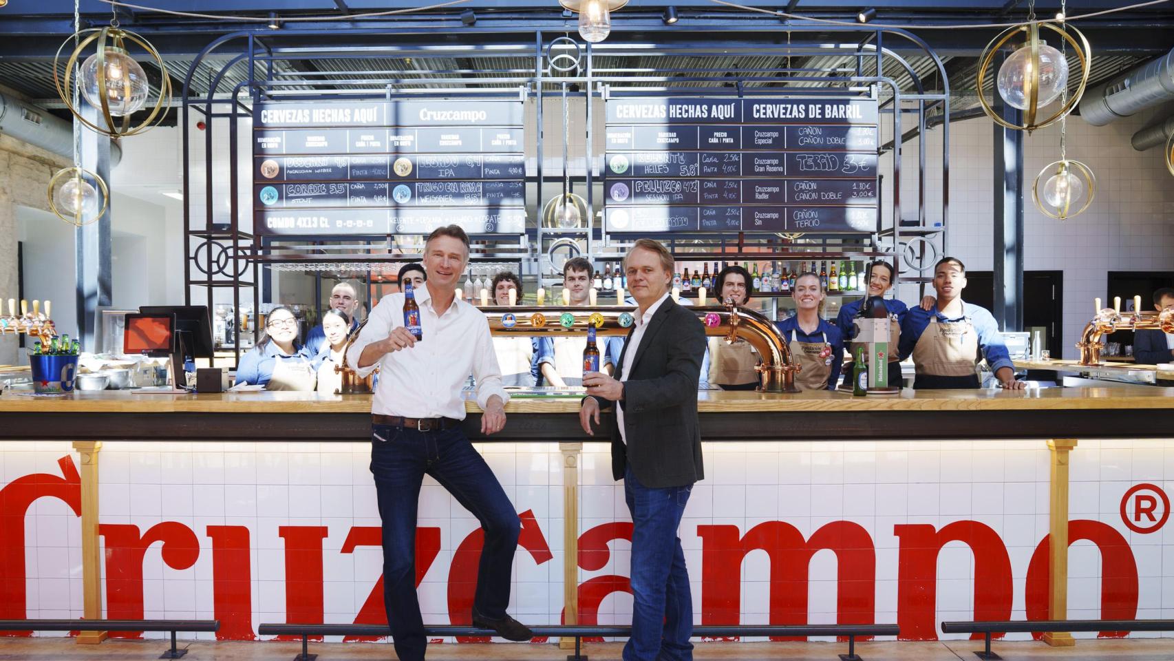 Dolf van den Brink, CEO y presidente del Consejo de Administración de Heineken N.V. y Etienne Strijp, presidente ejecutivo de Heineken España, con alumnos de la Fundación Cruzcampo.