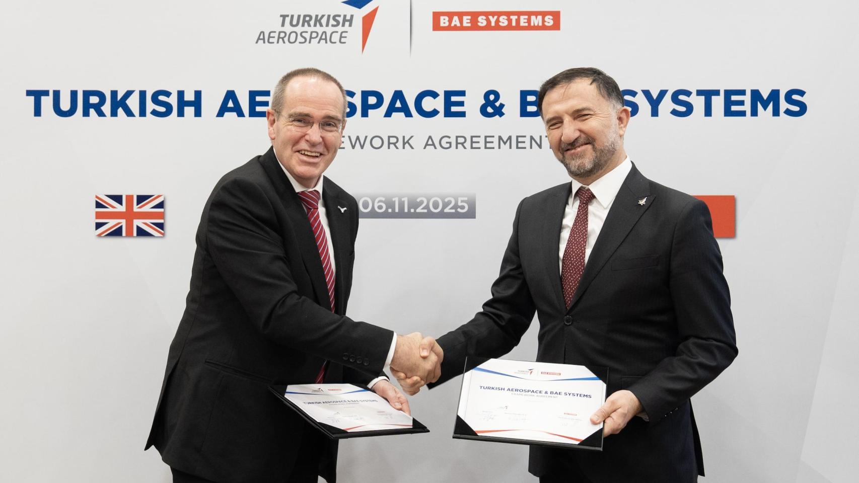 Dave Holmes, director general de FalconWorks —la división de innovación avanzada de BAE Systems, junto a Mehmet Demiroğlu, director ejecutivo de Turkish Aerospace.
