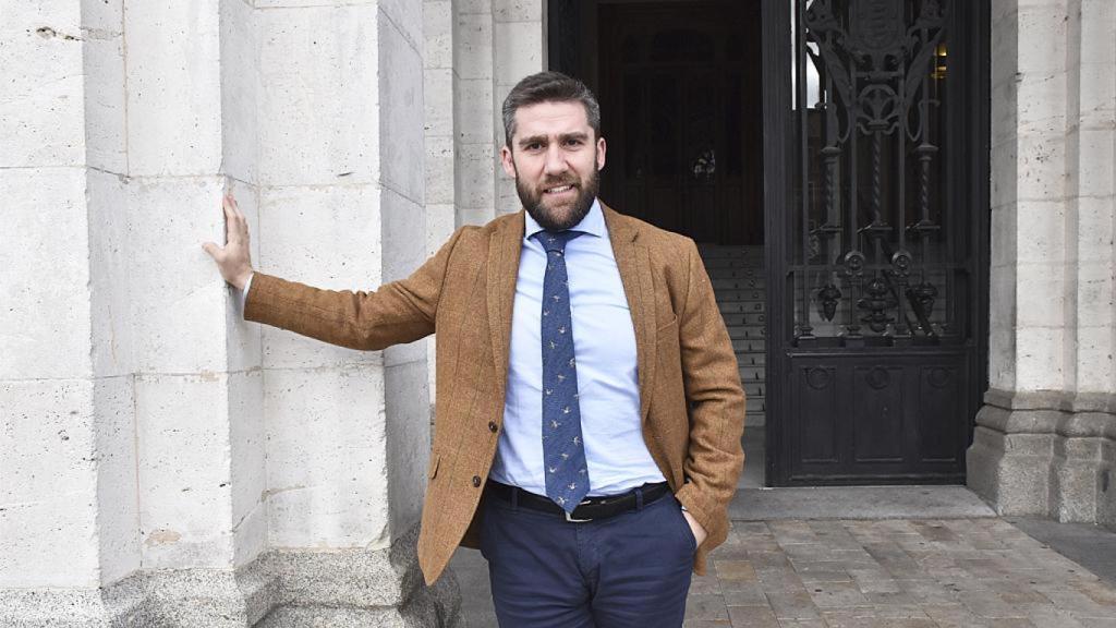 Francisco Blanco frente a la puerta del Ayuntamiento de Valladolid