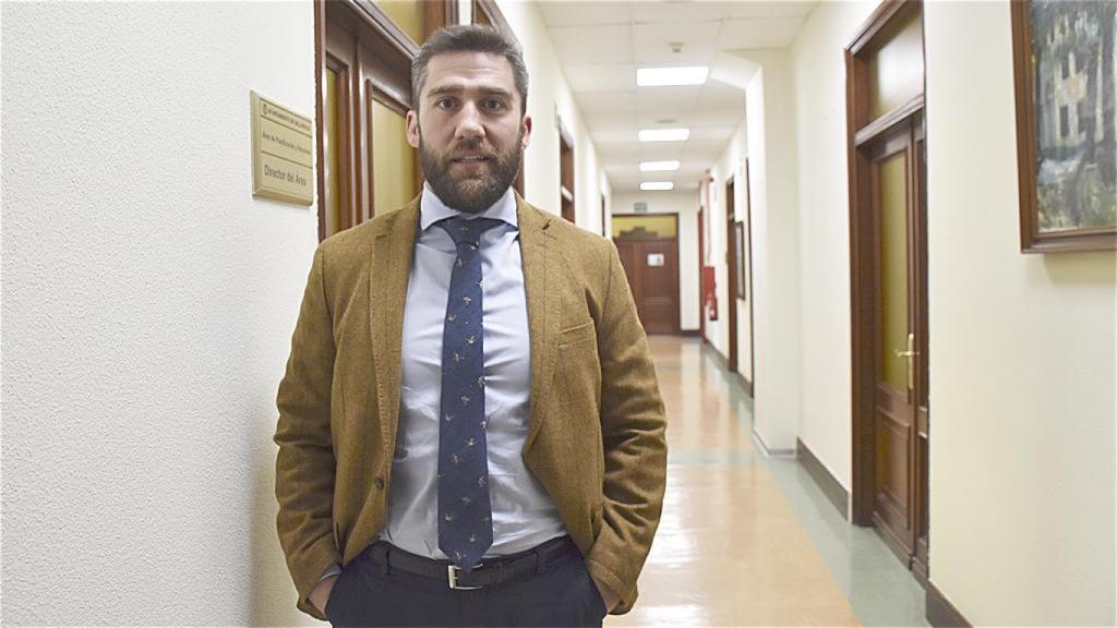 Francisco Blanco en el pasillo que conduce a su despacho