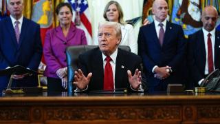 Donald Trump y los directivos de Lilly (izquierda) y Novo Nordisk (derecha).