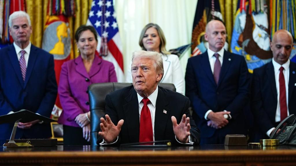Donald Trump y los directivos de Lilly (izquierda) y Novo Nordisk (derecha).