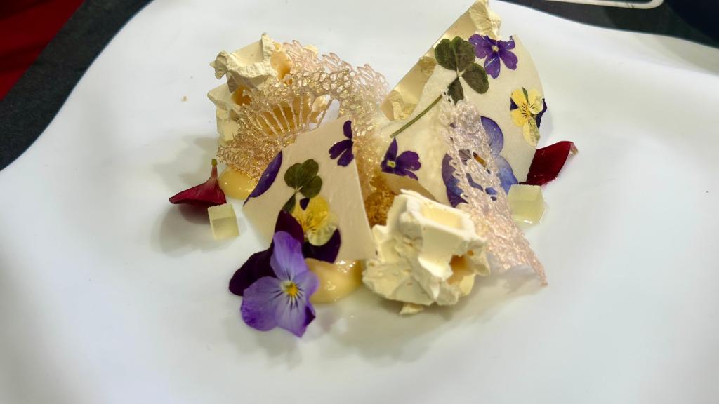 El postre inspirado en el perfume de Farine de Jordi Cruz.