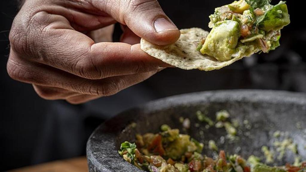 Guacamole clásico en mortero mexicano, Tribeca Alicante.