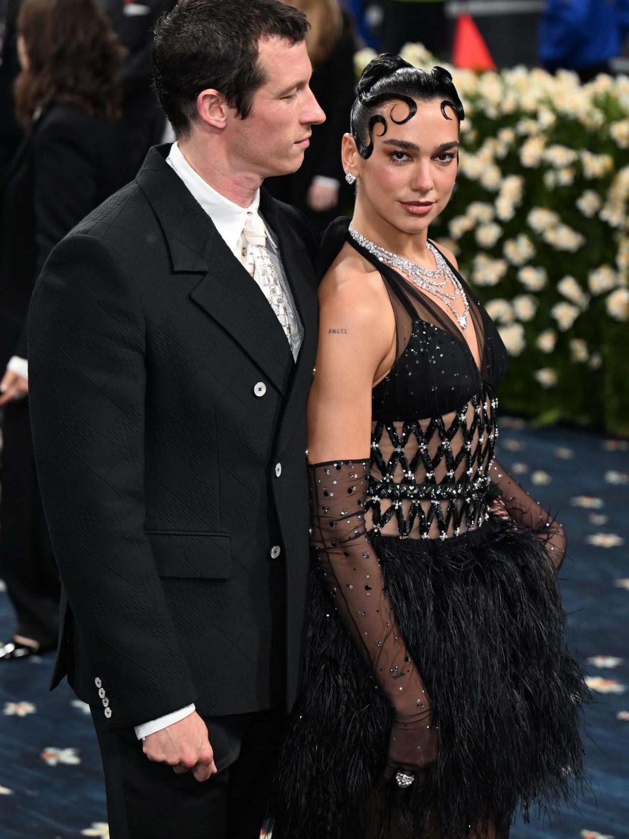 Callum Turner y Dua Lipa en la Met Gala.