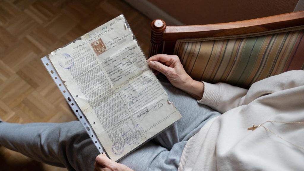 El contrato original de alquiler del piso que firmó el padre de Maricarmen en 1956.
