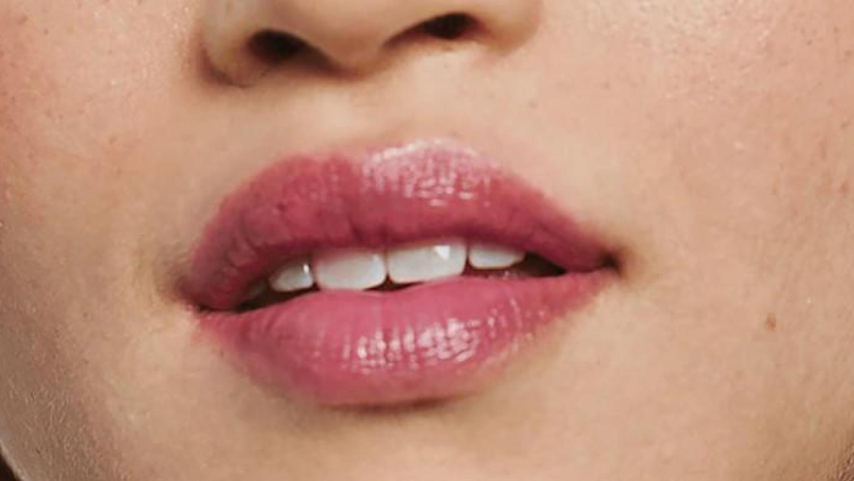 Labial Almost tono Pink Honey, de Clinique.