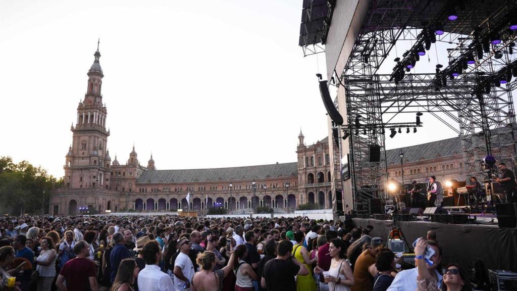 Imágenes del concierto de Duncan Dhu en Icónica Fest 2025 en la Plaza de España.