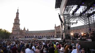 Imágenes del concierto de Duncan Dhu en Icónica Fest 2025 en la Plaza de España.