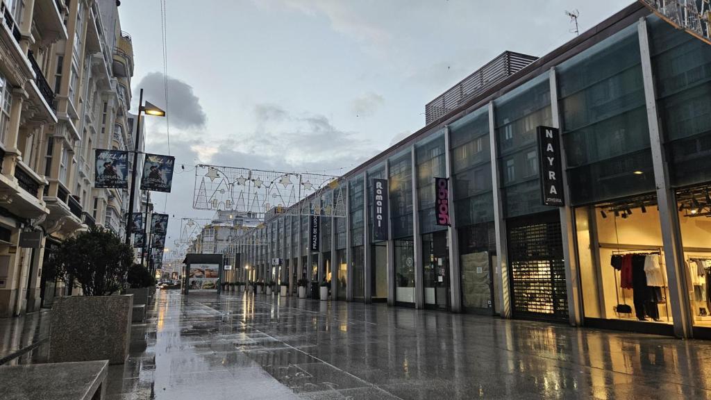 Calles mojadas en la plaza de Lugo de A Coruña este viernes.