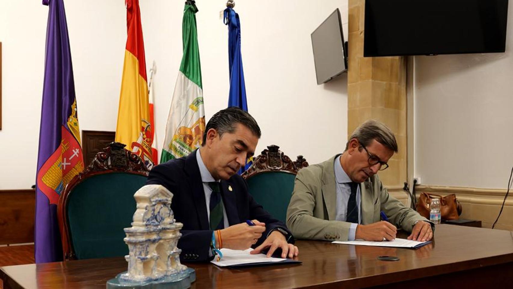 El consejero de Industria, Energía y Minas y presidente de la Agencia Digital de Andalucía (ADA), Jorge Paradela, firma con el alcalde de Baeza, Pedro Javier Cabrera, un protocolo de colaboración para crear un nodo tecnológico en la localidad.
