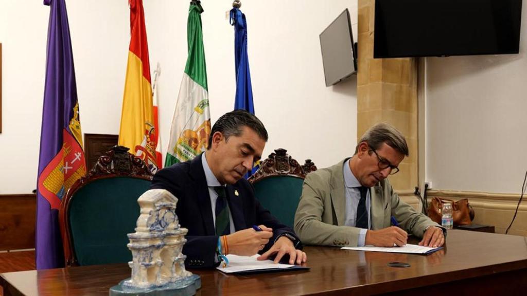 El consejero de Industria, Energía y Minas y presidente de la Agencia Digital de Andalucía (ADA), Jorge Paradela, firma con el alcalde de Baeza, Pedro Javier Cabrera, un protocolo de colaboración para crear un nodo tecnológico en la localidad.
