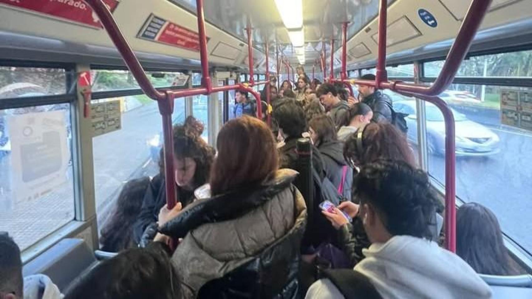 Imagen de un autobús de la línea UDC lleno.