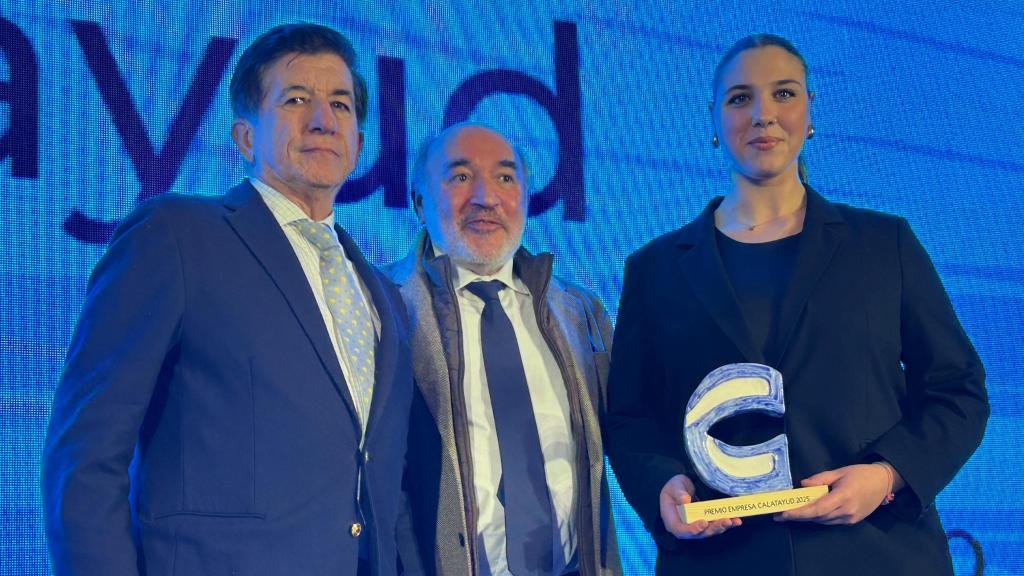 Luis Sanfiz, management de la planta de SIGIT Automotive, recoge el premio y lo entrega el alcalde de Calatayud, José Manuel Aranda.